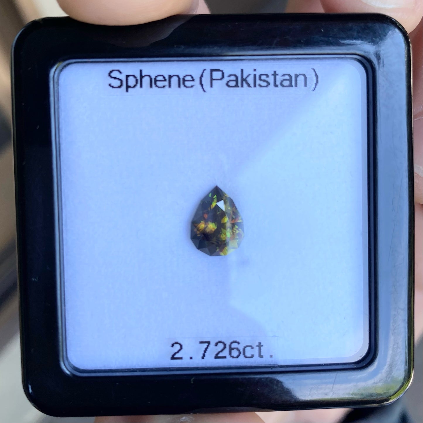 貫禄ある可愛らしいカタチで深いグリーンから強烈なファイアーを放つ★パキスタンスフェーン2.726ct ピアッちゃん作品