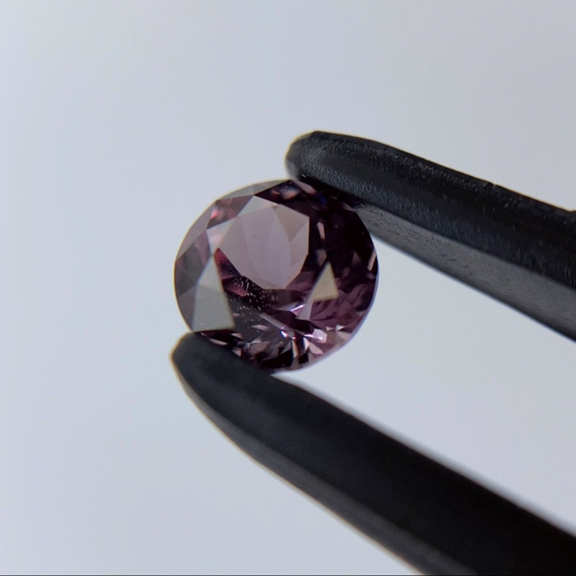 👽美しい赤ピンクにチェンジする美ラウンド★カラーチェンジガーネット0.42ct ピアッ作品