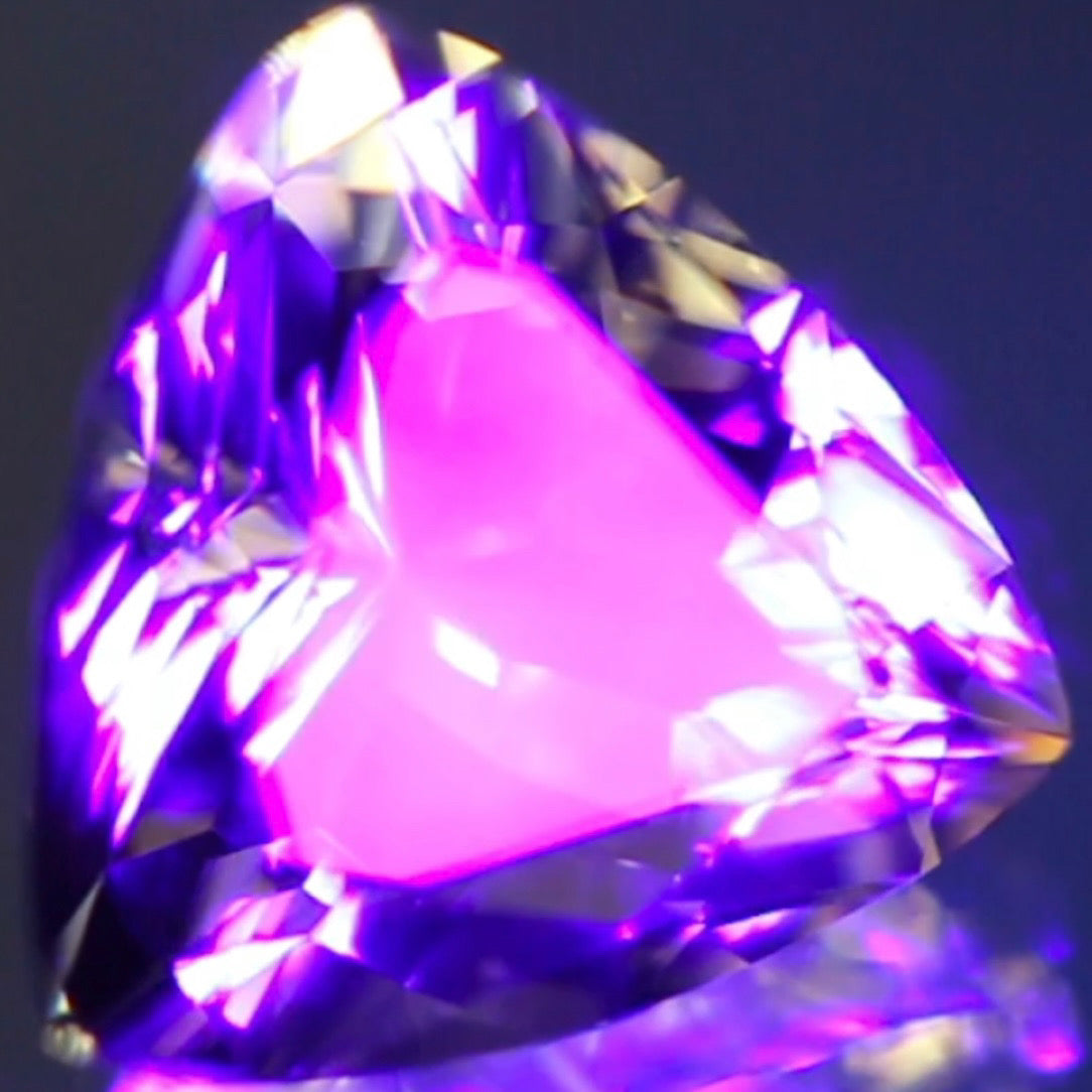 カメラが制御不能になるほど凄まじく輝くトリリアント★ラブラドライト2.50ct 師匠作品✨