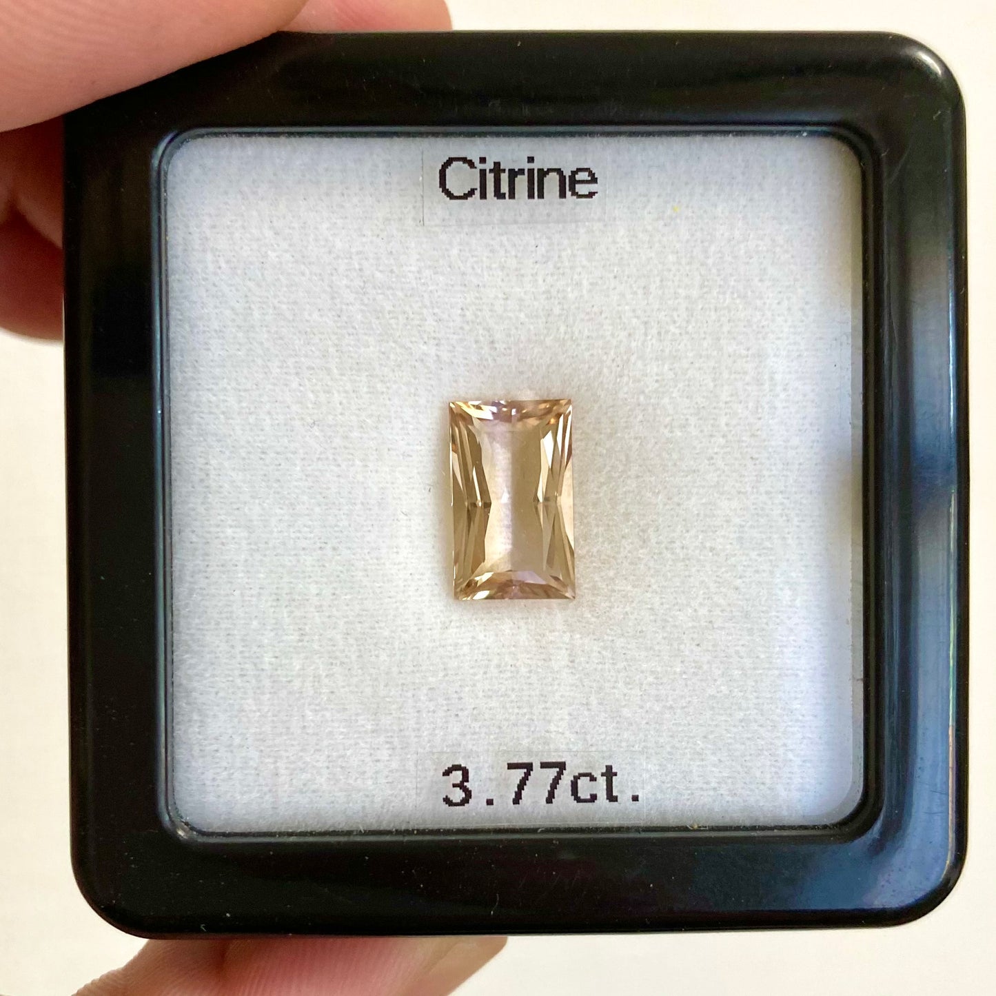 バイカラーのように見える⁉️不思議な美しさを持つバゲットカット💫師匠が魔法をかけたシトリン3.77ct