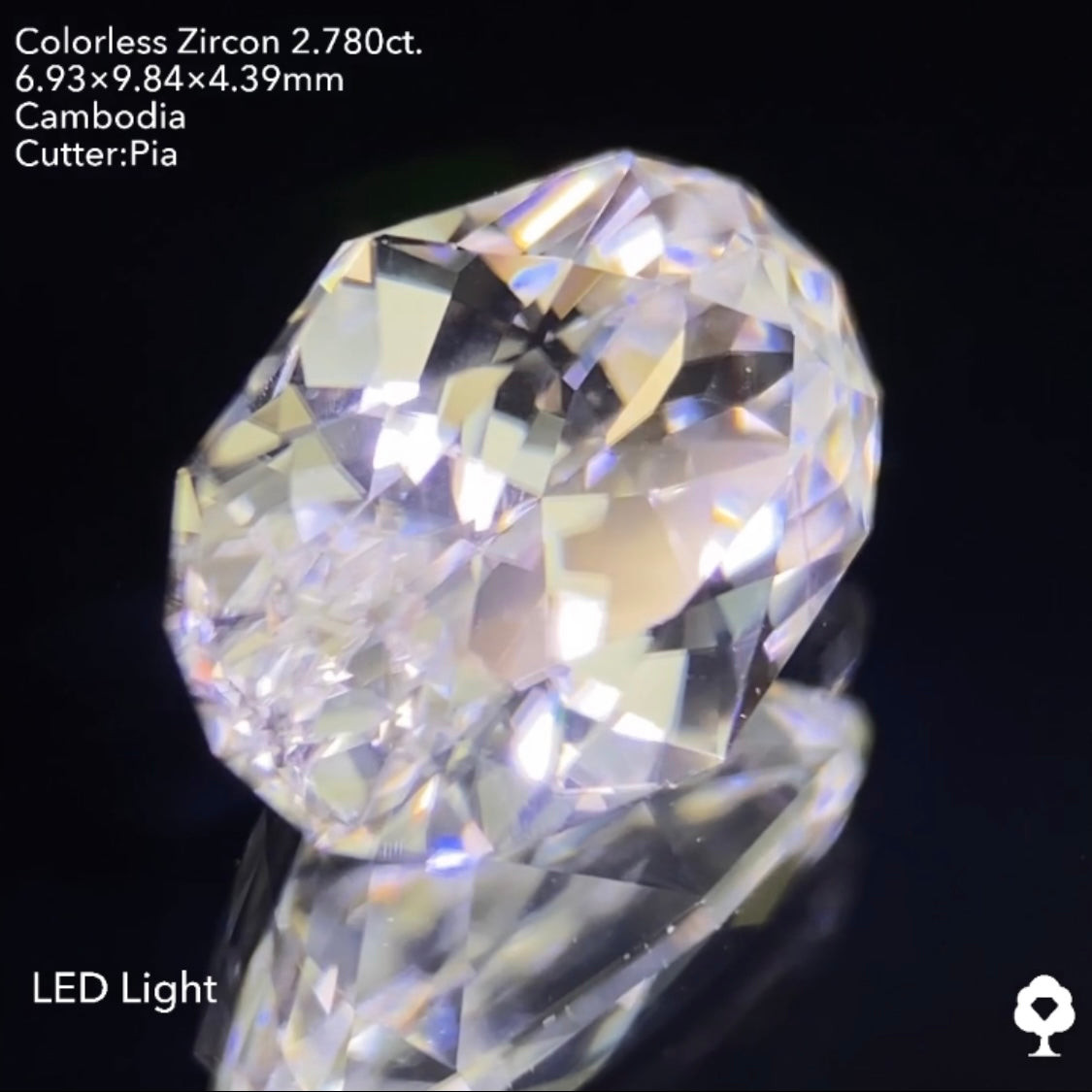 【サイレンタイムセール】凄まじいファイアーを放つクラリティ抜群の美ファンシーオーバル★カラーレスジルコン 2.780ct ピアッちゃん作品