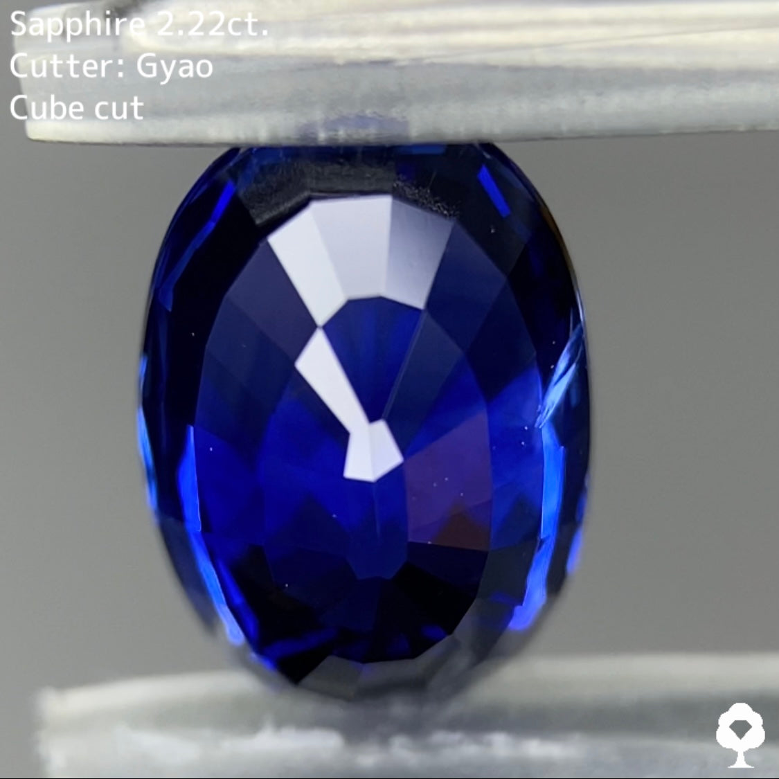 ロイヤルにインクブルーが混ざった濃厚美色に縁取りキューブカット★サファイア 2.220ct【Cube cut】