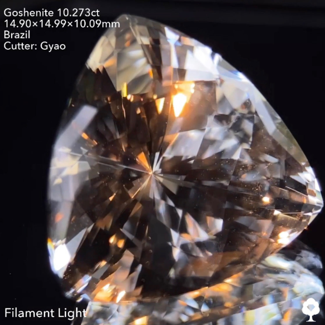 テーブル周りにキューブカットの施された大粒トリリアント★ゴッシェナイト10.273ct ゲオちゃん作品