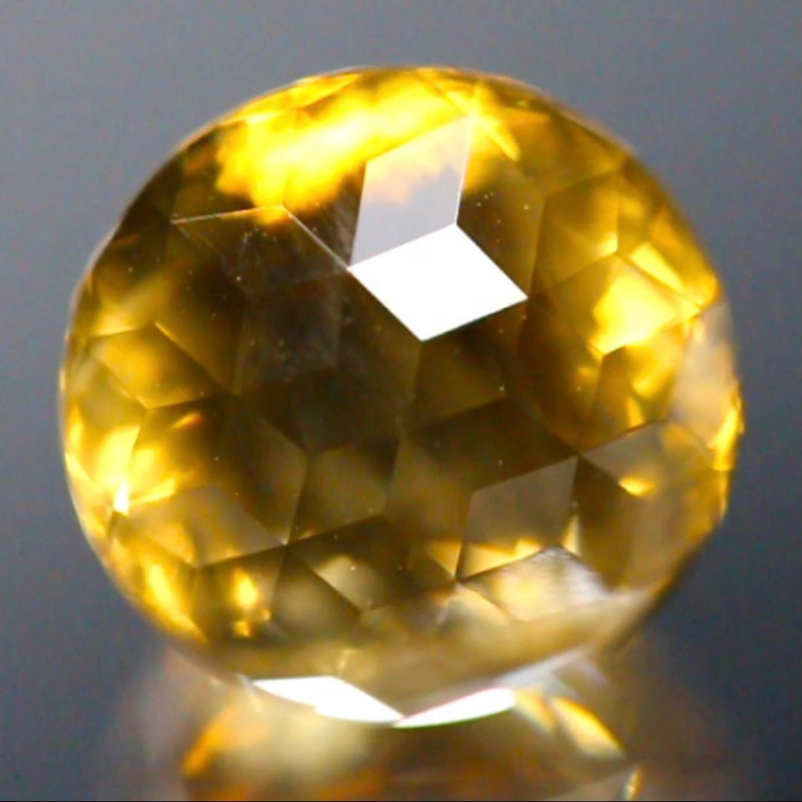 これぞ【キューブスターカット】濃厚ゴールドの美しい満月★ラブラドライト4.150ct ゲオちゃん作品✨こちらはクーポンはごめんなさい🙏
