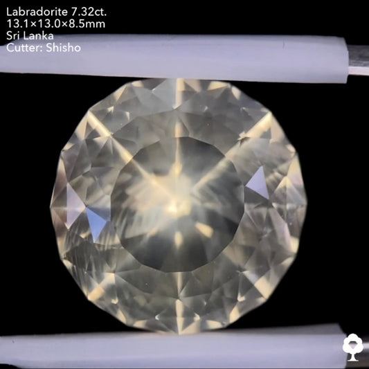 打ち上げ花火のようなシラーの3ステップクラウンファンシーラウンド★ゴールデンラブラドライト7.32ct. 師匠作品