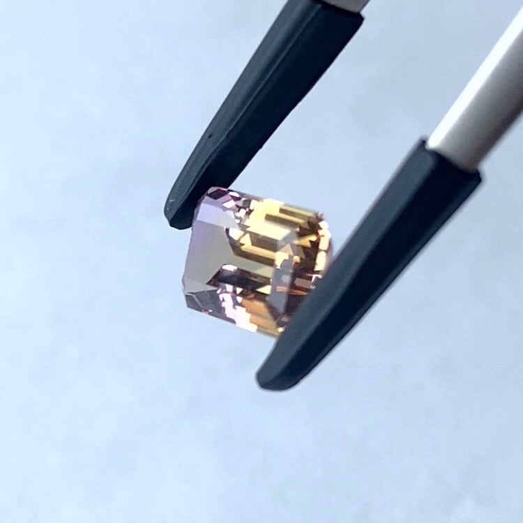 エレガントな色合い・雰囲気とオクタゴンのメタリックな輝き★アメトリン1.62ct