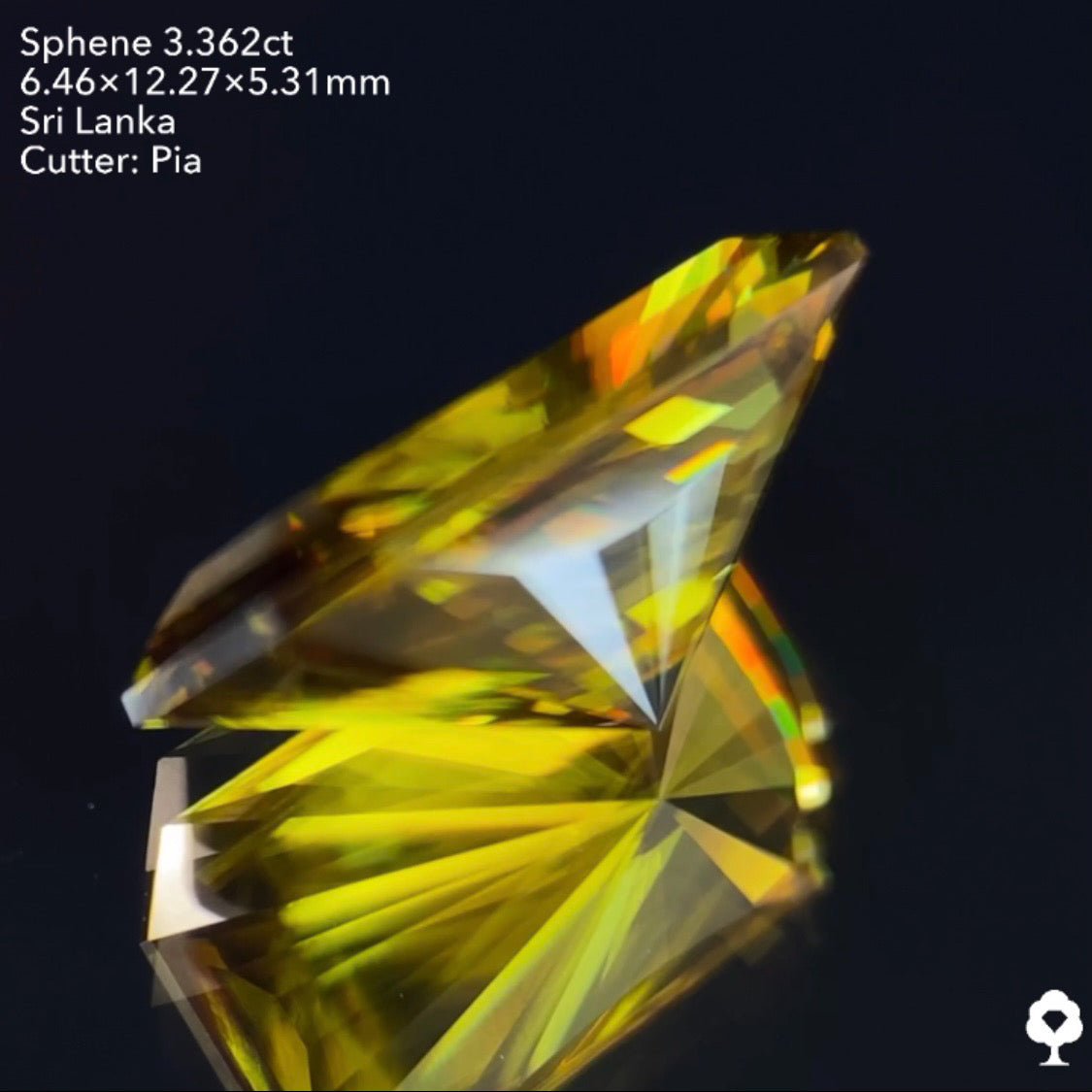 オリーブグリーンから鋭い煌めきを放つピアッちゃん渾身の窓あり放射線パビリオン★スフェーン3.362ct ピアッちゃん作品