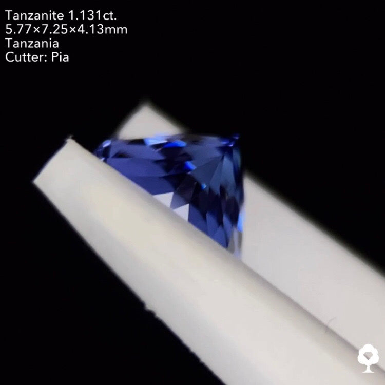 タンザナイト1.131ct. オーバル ピアッちゃん作品