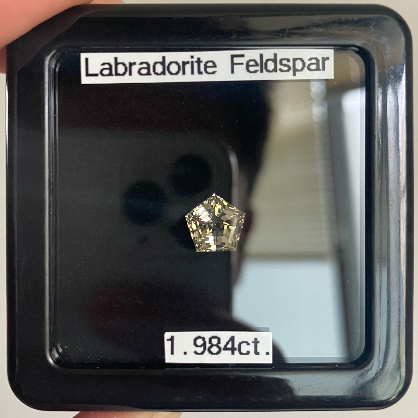 【慢心プライス】クリアで抜群の輝きを放つステップカットの迷宮ペンタゴン★ラブラドライト1.984ct 師匠作品