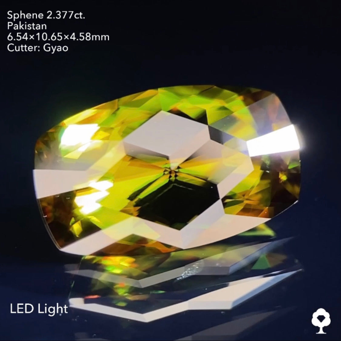 【SOLD OUT】深いグリーンから赤ファイアーを放つ縁取りのように見える新作キューブカット★パキスタンスフェーン2.377ct ゲオちゃん作品★お問い合わせ特別価格