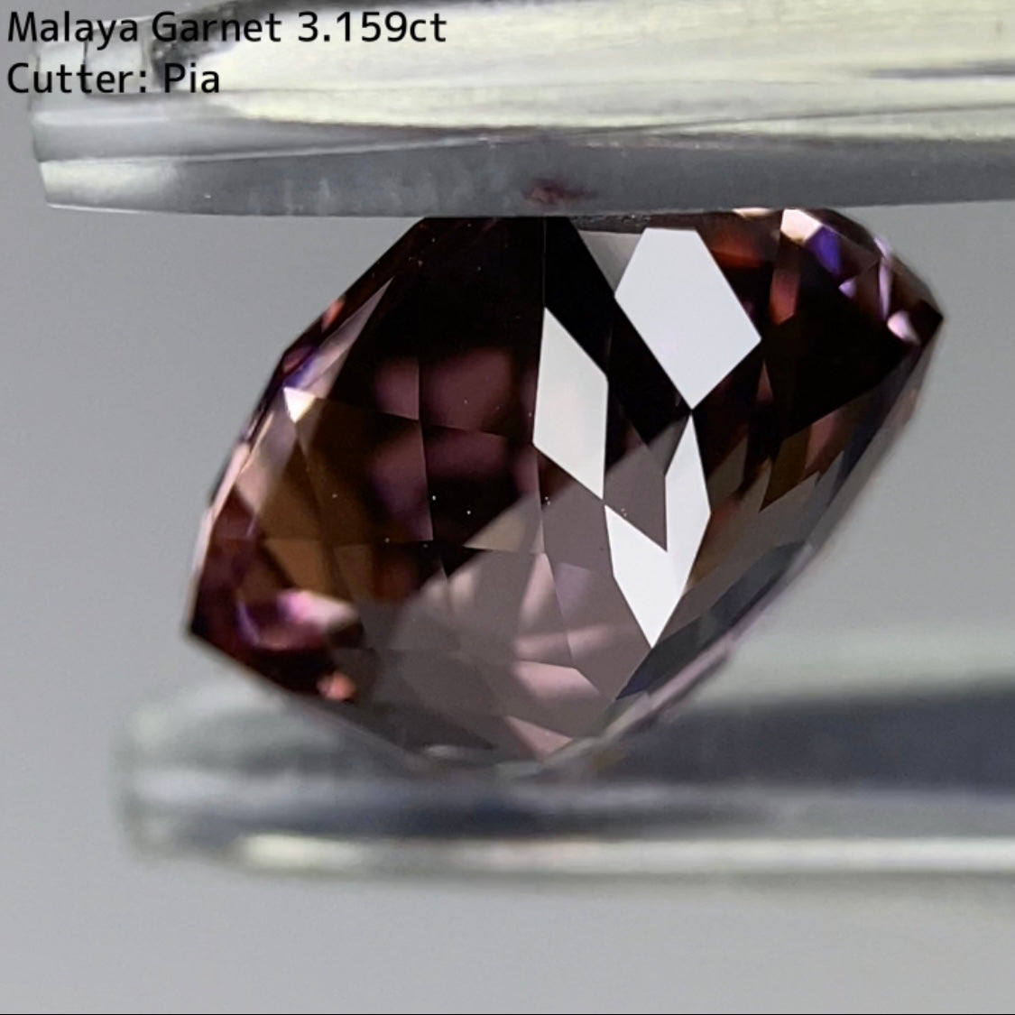 優しく複雑なベージュピンクは時間を忘れる色と輝き★マラヤガーネット 3.159ct