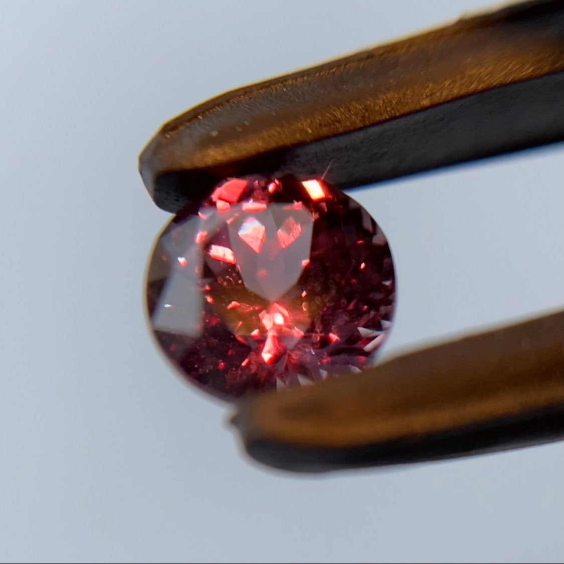👽美しい赤ピンクにチェンジする美ラウンド★カラーチェンジガーネット0.42ct ピアッ作品