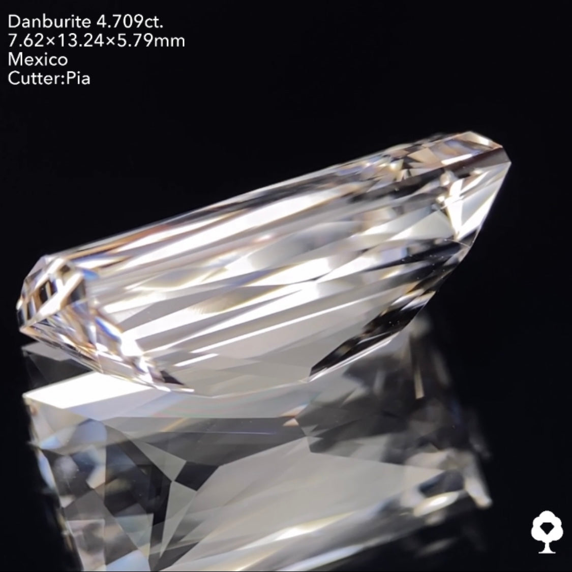 鋭い輝きが折り重なるアヤトリカットのピアッ進化版★カラーレスダンビュライト4.709ct ピアッちゃん作品