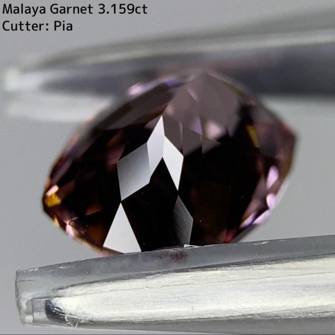 優しく複雑なベージュピンクは時間を忘れる色と輝き★マラヤガーネット 3.159ct