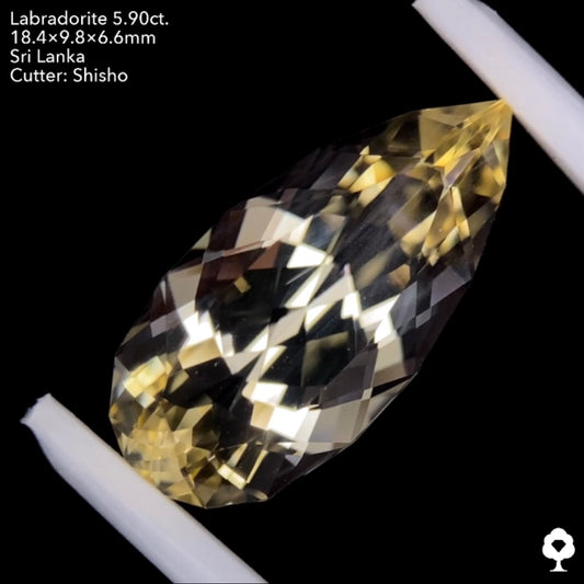 【SOLD OUT】圧倒的な存在感と細やかな煌めきを放つロングファンシーペアシェイプ★ラブラドライト5.90ct. 師匠作品★お問合せ特別価格★
