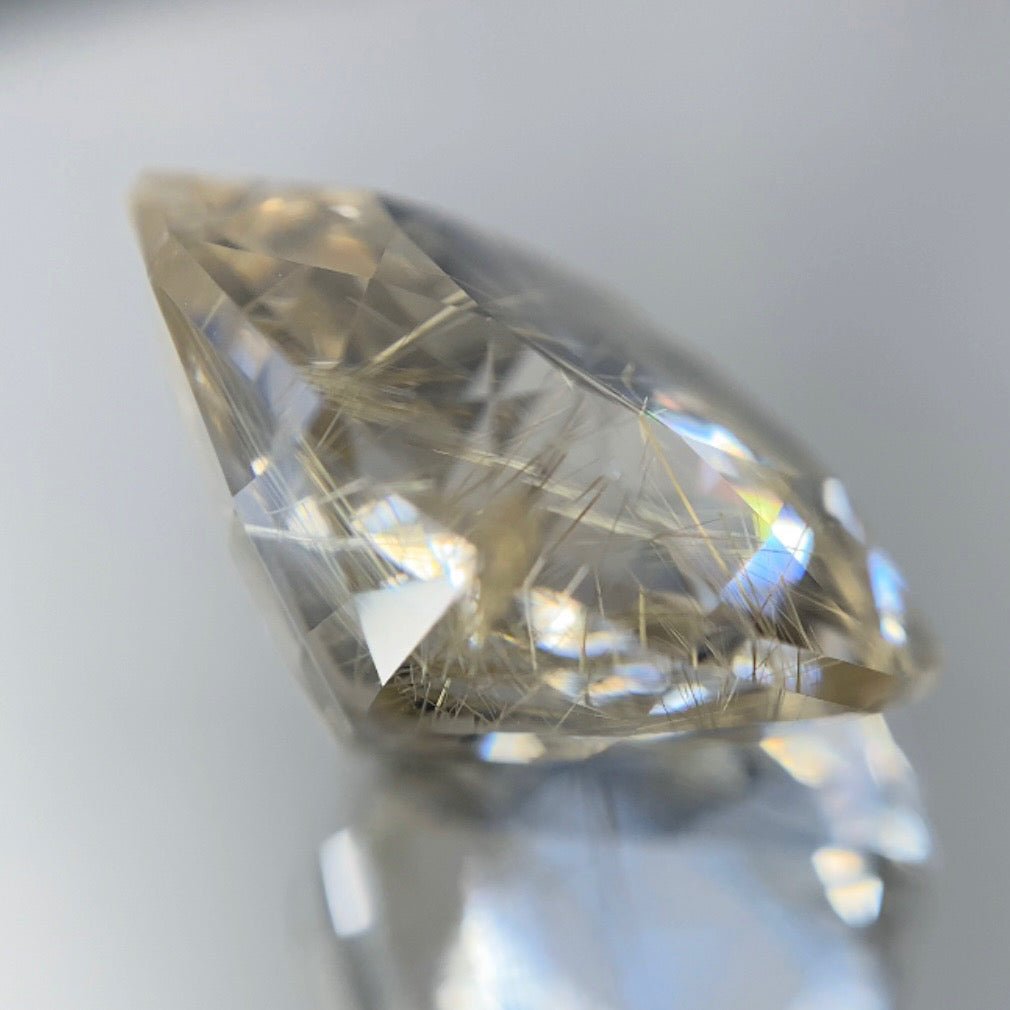 白金のルチルが交差する美ファンシークッション★ルチルクォーツ 8.34ct 師匠作品✨