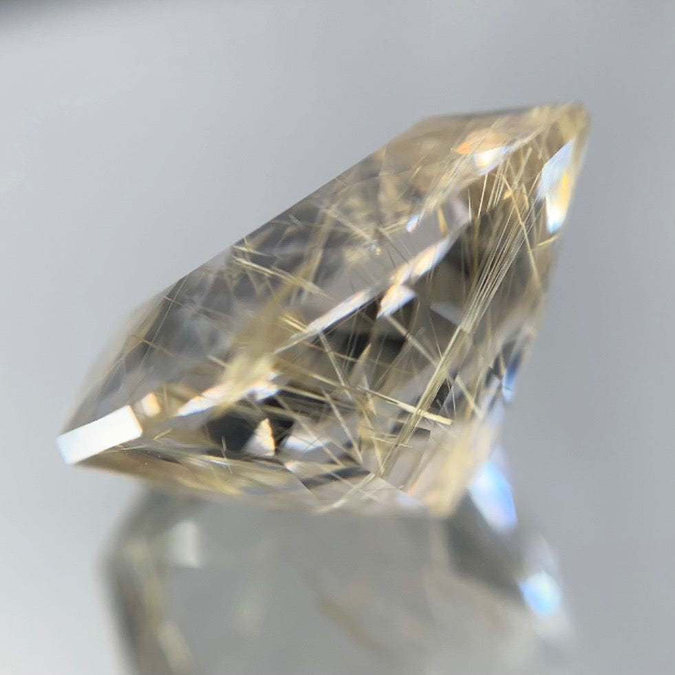 白金のルチルが交差する美ファンシークッション★ルチルクォーツ 8.34ct 師匠作品✨