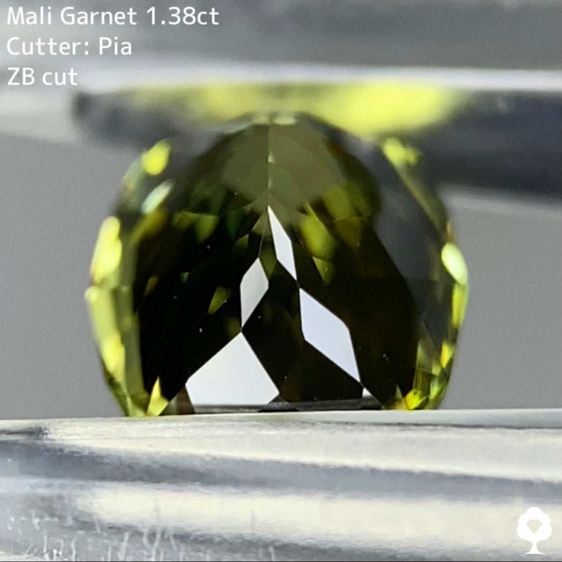 和を感じる美色に施された宝石のカタチが浮かんで見えるZBカット★マリガーネット 1.38ct【ZB cut】