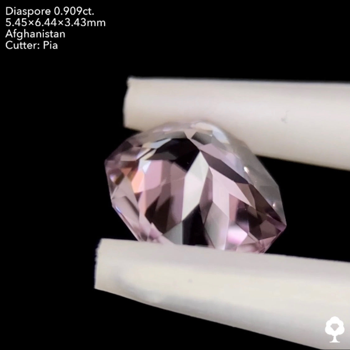 8/8(月)21:30終了‼️【原宿プチ個展リアルチハルーム開催感謝祭】繊細なパープリッシュピンクのクッションにはダブリングも★ダイアスポア0.909ct. ピアッちゃん作品