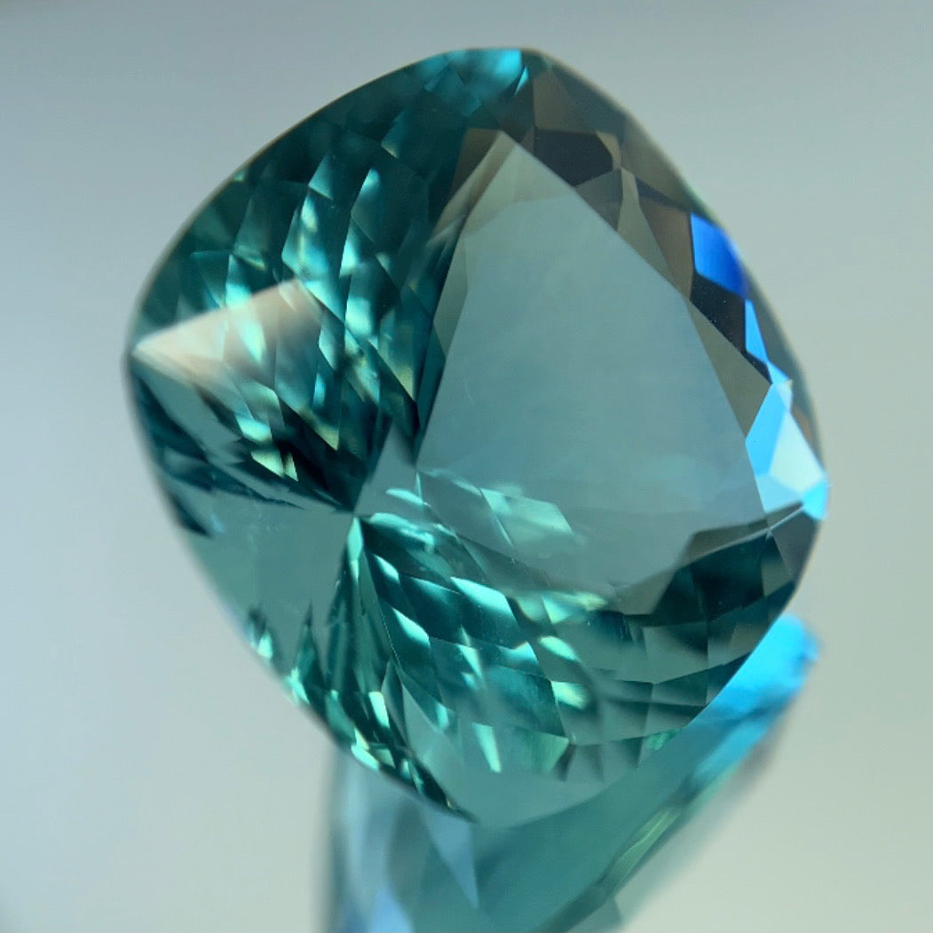 アディダス名作の孔雀のようなフローライト  6.69ct アディダス作品✨