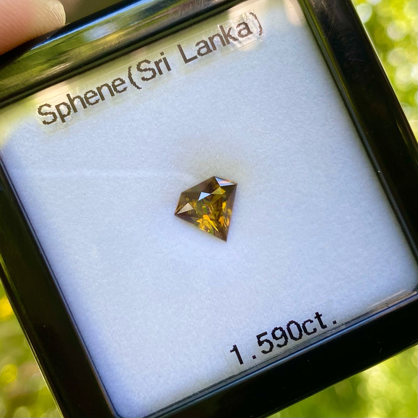 【SOLD OUT】重厚な風格から赤ファイアーを放つハイクラススリランカ産の宝石形★スリランカスフェーン1.590ct. ピアッちゃん作品