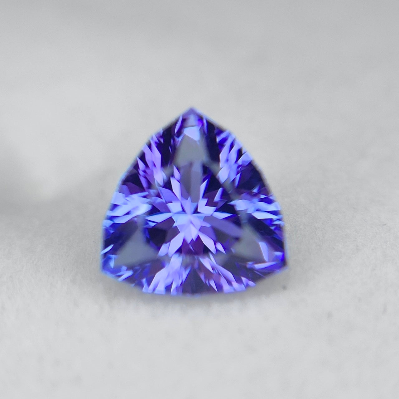 【チャットオークション御落札様専用】あえてのシンプルカットで浮き出るパープルとギラつく華やかさ★タンザナイト0.90ct ★3ZBご利用価格★