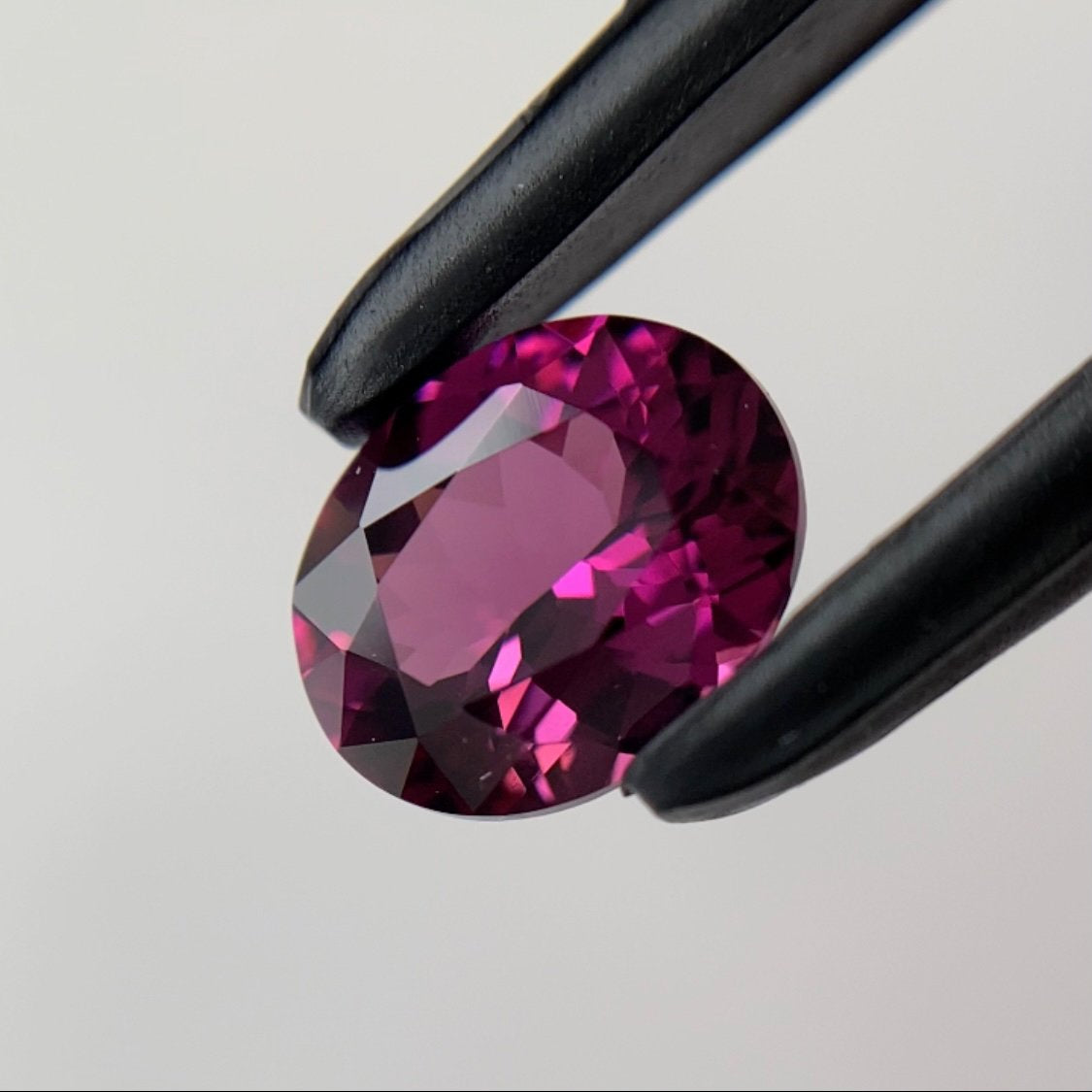 【GTY閉店大感謝祭】👽完成度高い濃美ピンクオーバル★ロードライトガーネット0.98ct ピアッ作品