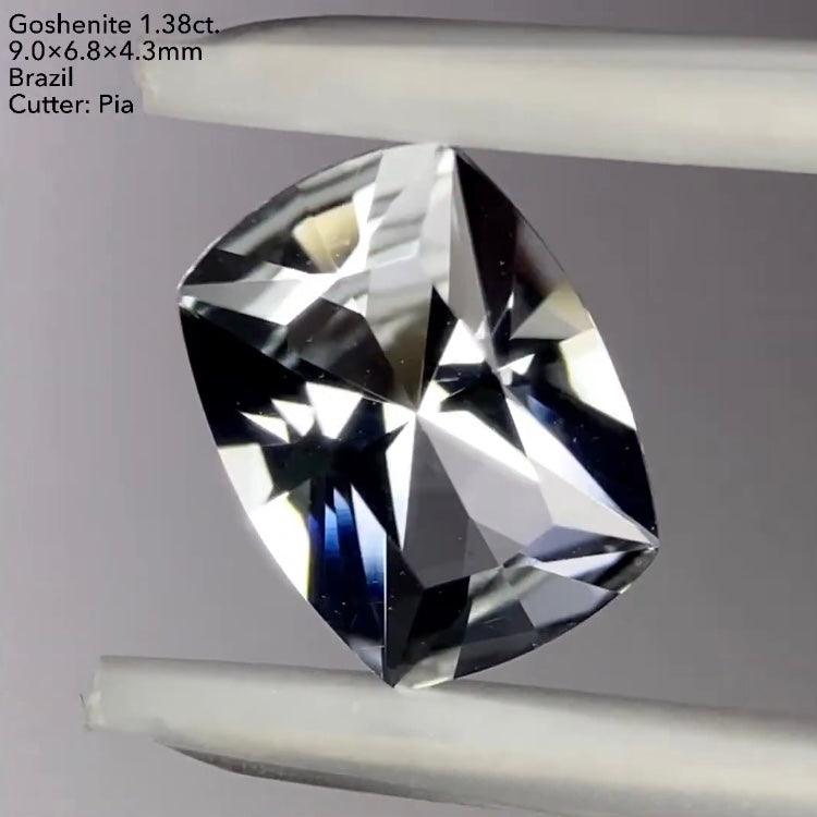 8/11(木)21:30終了‼️ブルーとゴールドのファイアーがせめぎ合うスーパークッション★ゴッシェナイト1.38ct. ピアッちゃん作品