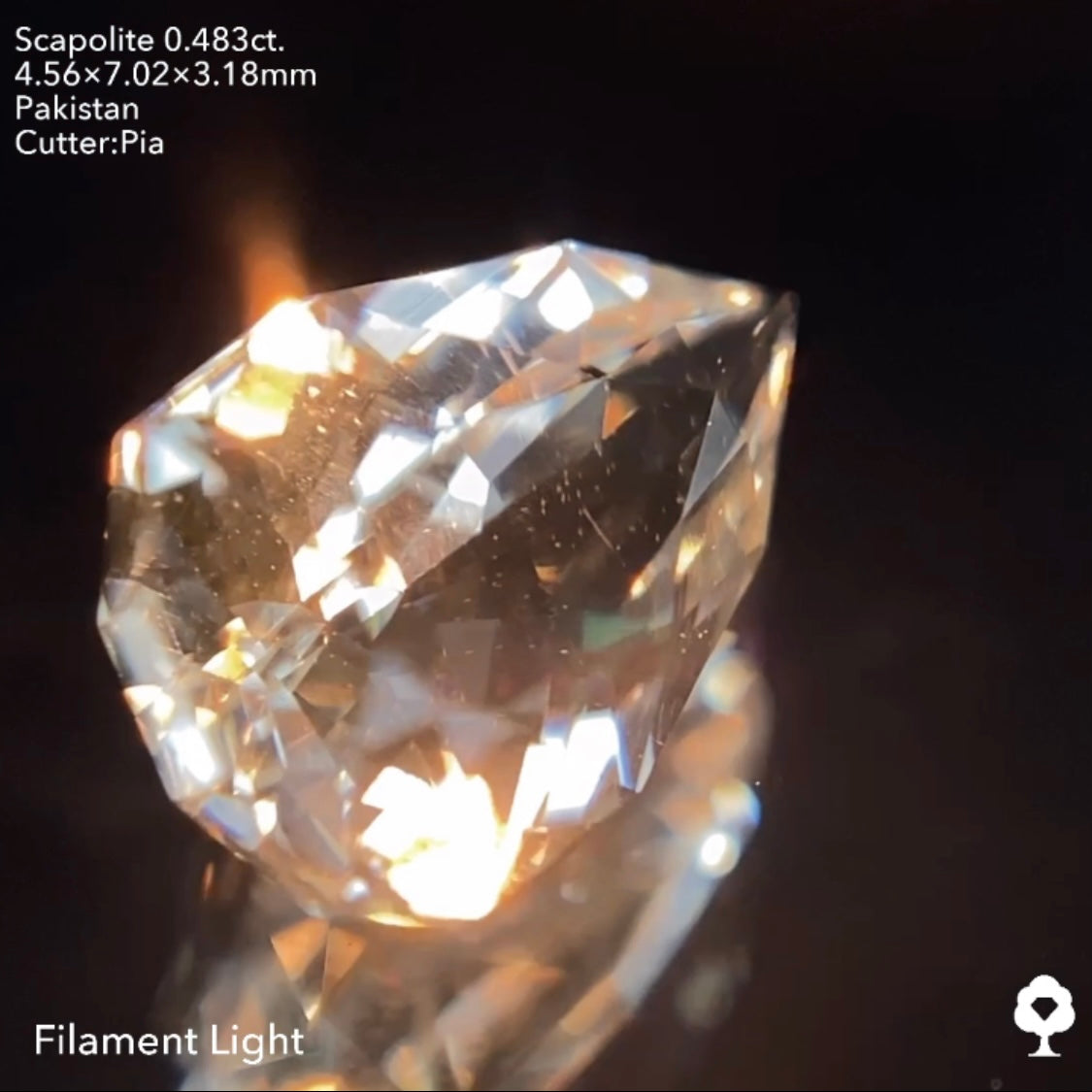 ファンシーペアシェイプの鋭い煌めきはUV蛍光でも美しい★スキャポライト0.483ct ピアッちゃん作品