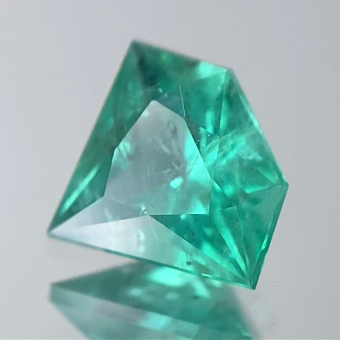 【SOLD OUT】宝石形ザンビア産エメラルド0.321ct ピアッちゃん作品 12/30Liveご紹介作品