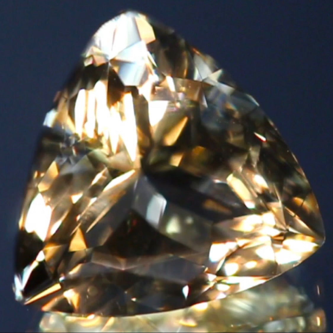 カメラが制御不能になるほど凄まじく輝くトリリアント★ラブラドライト2.50ct 師匠作品✨