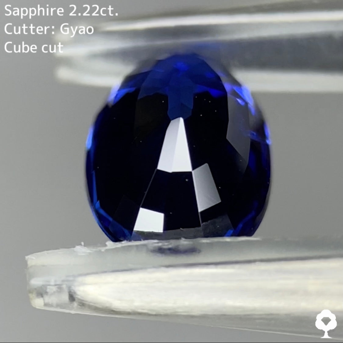 ロイヤルにインクブルーが混ざった濃厚美色に縁取りキューブカット★サファイア 2.220ct【Cube cut】