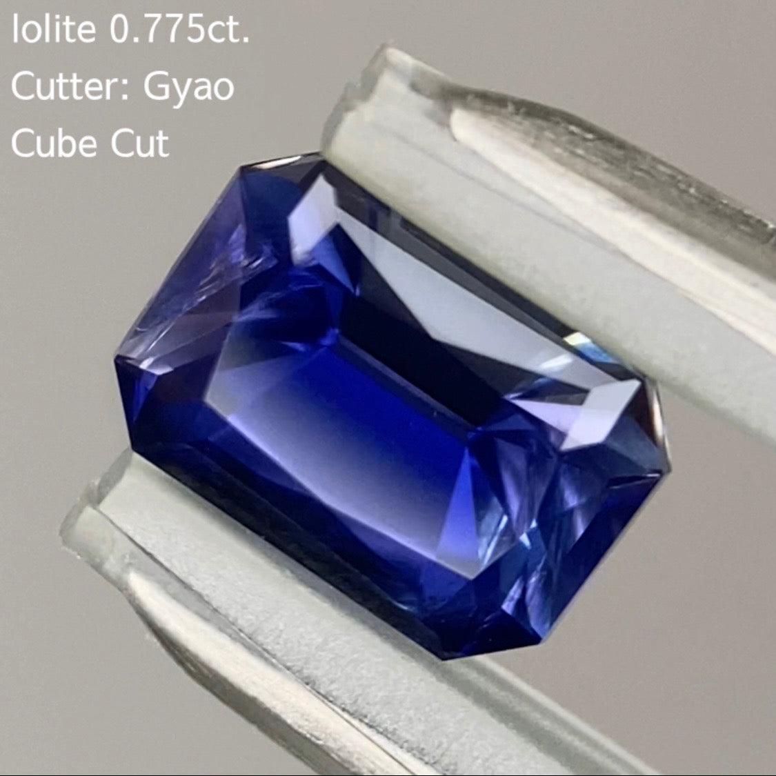 大胆で繊細なカットの濃美色★四隅に変則キューブ★アイオライト0.775ct.ゲオちゃん作品