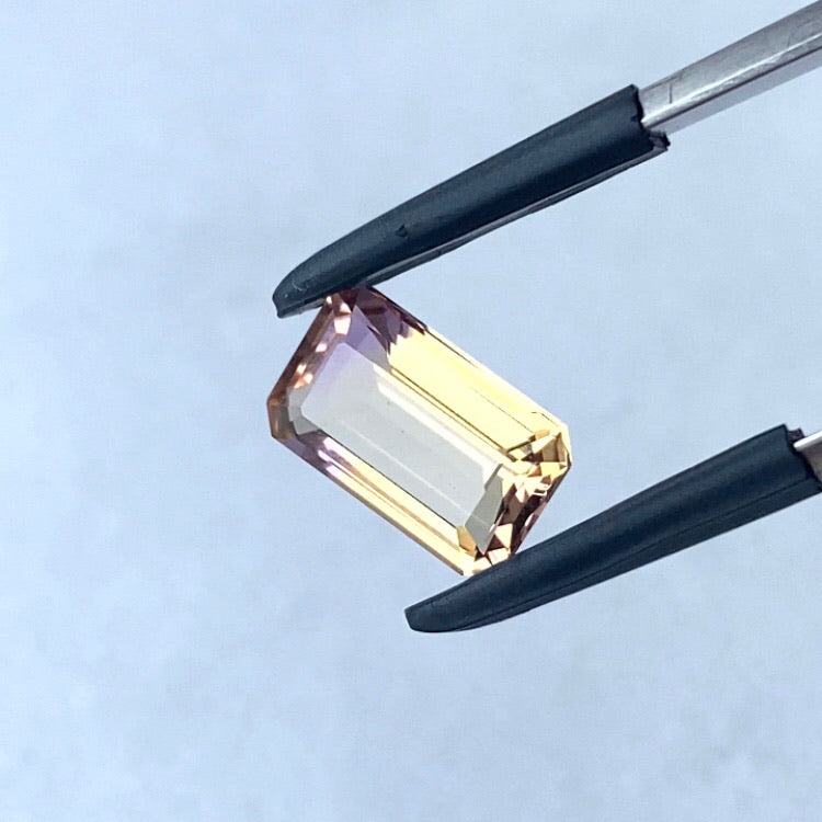 エレガントな色合い・雰囲気とオクタゴンのメタリックな輝き★アメトリン1.62ct