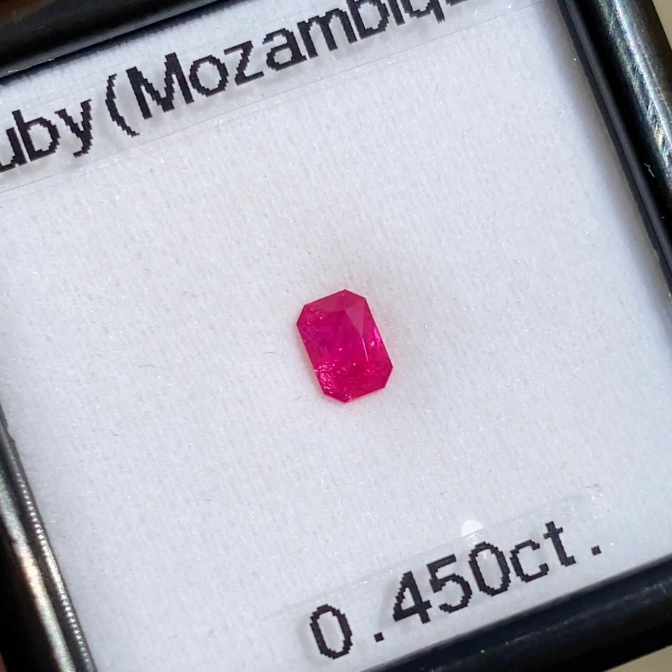 ★30分オークション★【21:40終了】美色とインクルの雰囲気が最高★ルビー0.450ct ピアッちゃん作品