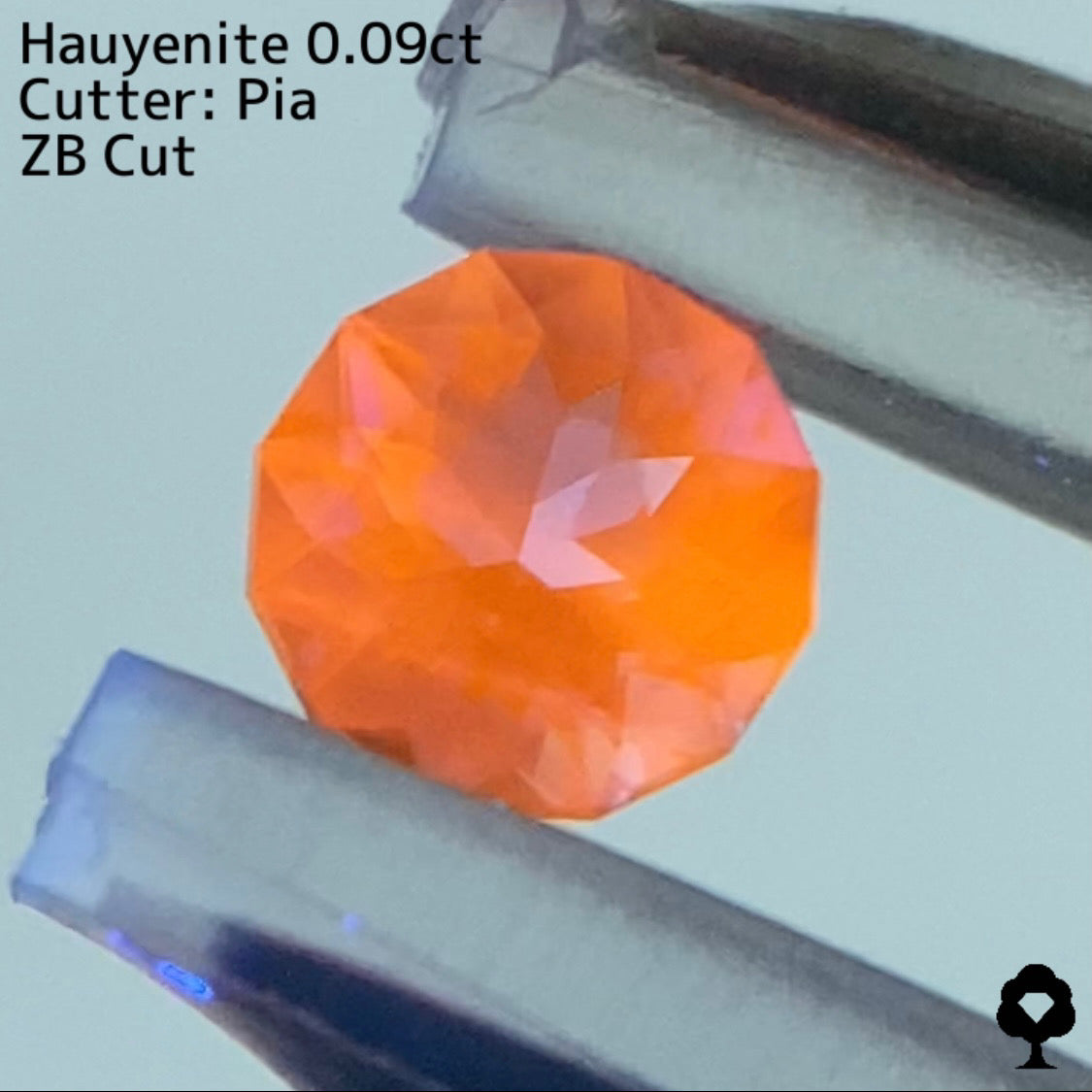 【ZBカット】オレンジに蛍光★UVアウィンナイト0.09ct. ピアッちゃん作品