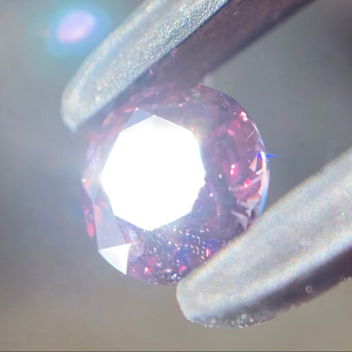 👽美しい赤ピンクにチェンジする美ラウンド★カラーチェンジガーネット0.42ct ピアッ作品