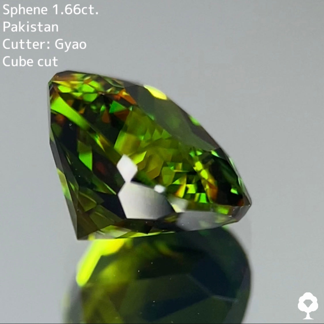 美しいグリーンの地色にゴールドが混ざり合う縁取りキューブクッション★スフェーン 1.66ct【Cube cut】