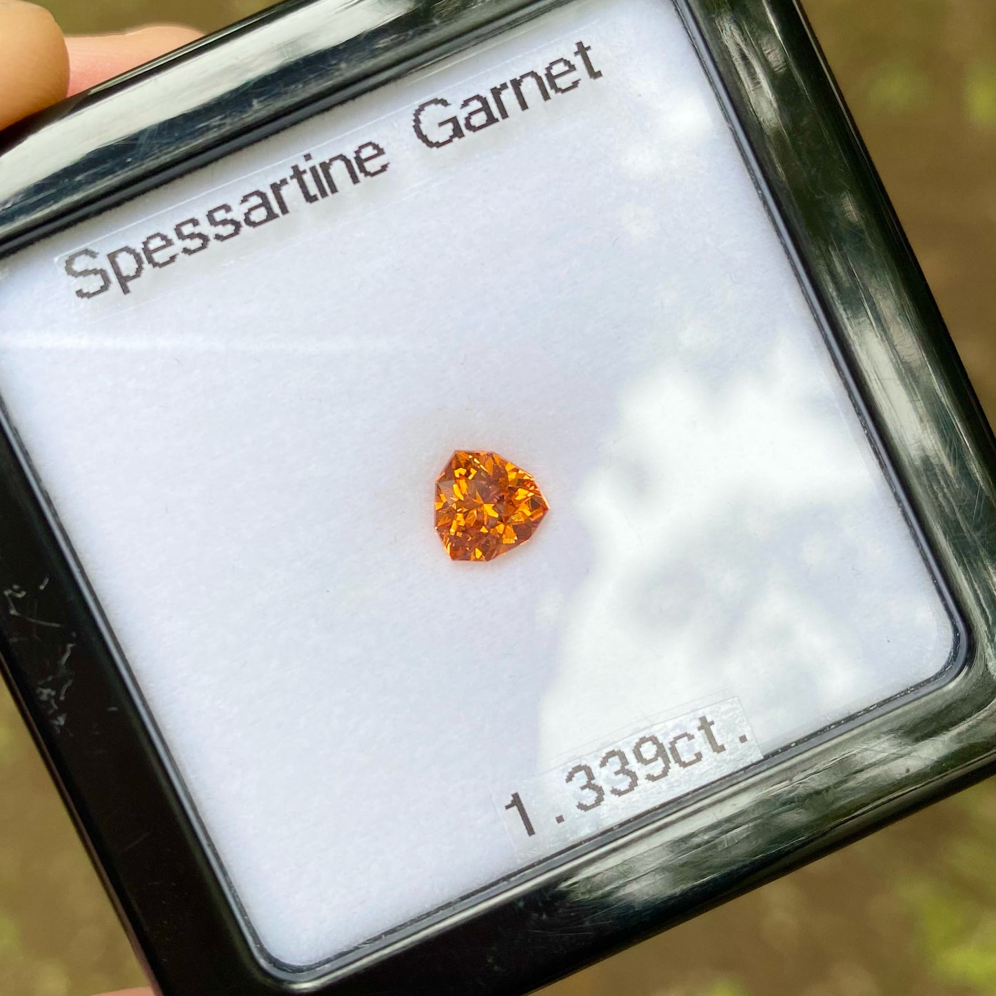 目の覚める鮮やかなオレンジと相性抜群のファンシートリリアント★スペサタイトガーネット1.339ct.ピアッちゃん作品