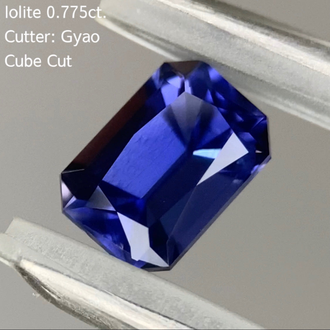 大胆で繊細なカットの濃美色★四隅に変則キューブ★アイオライト0.775ct.ゲオちゃん作品