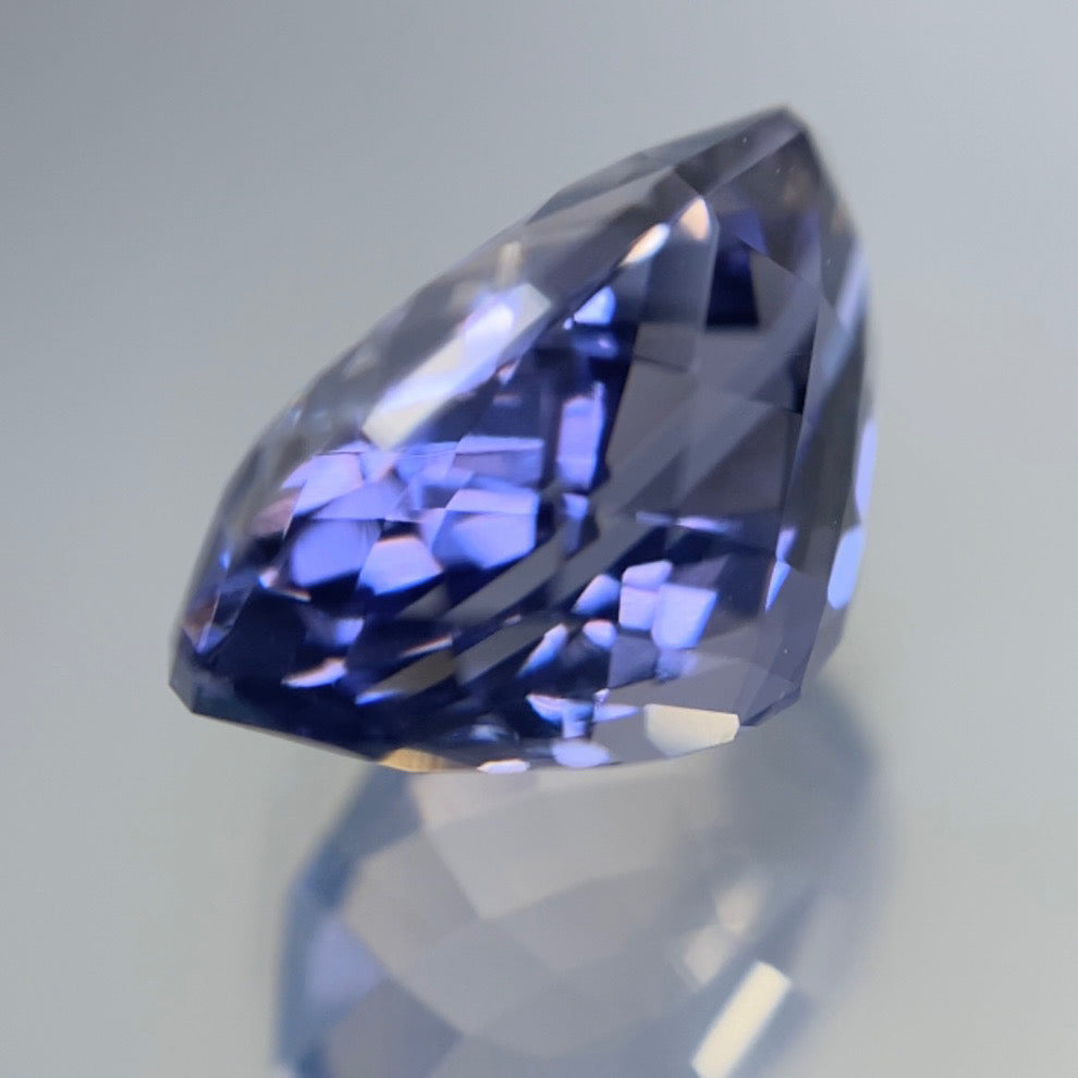 👽パビリオンの美しいカットと色むら感が最高"ファンシーオーバル" アイオライト2.33ct レイちゃん作品✨