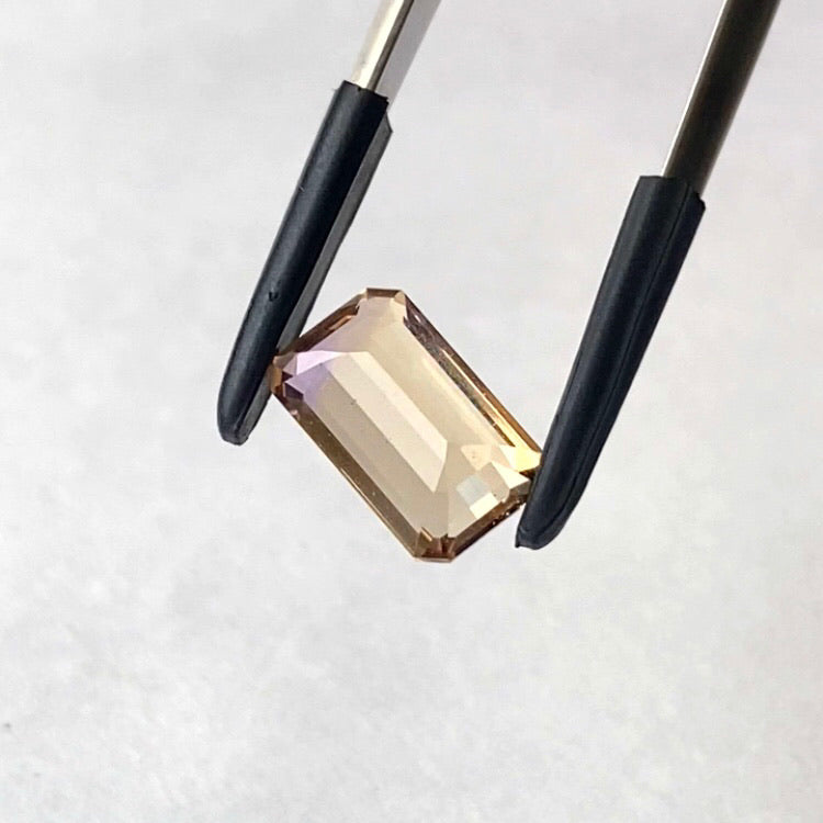 エレガントな色合い・雰囲気とオクタゴンのメタリックな輝き★アメトリン1.62ct