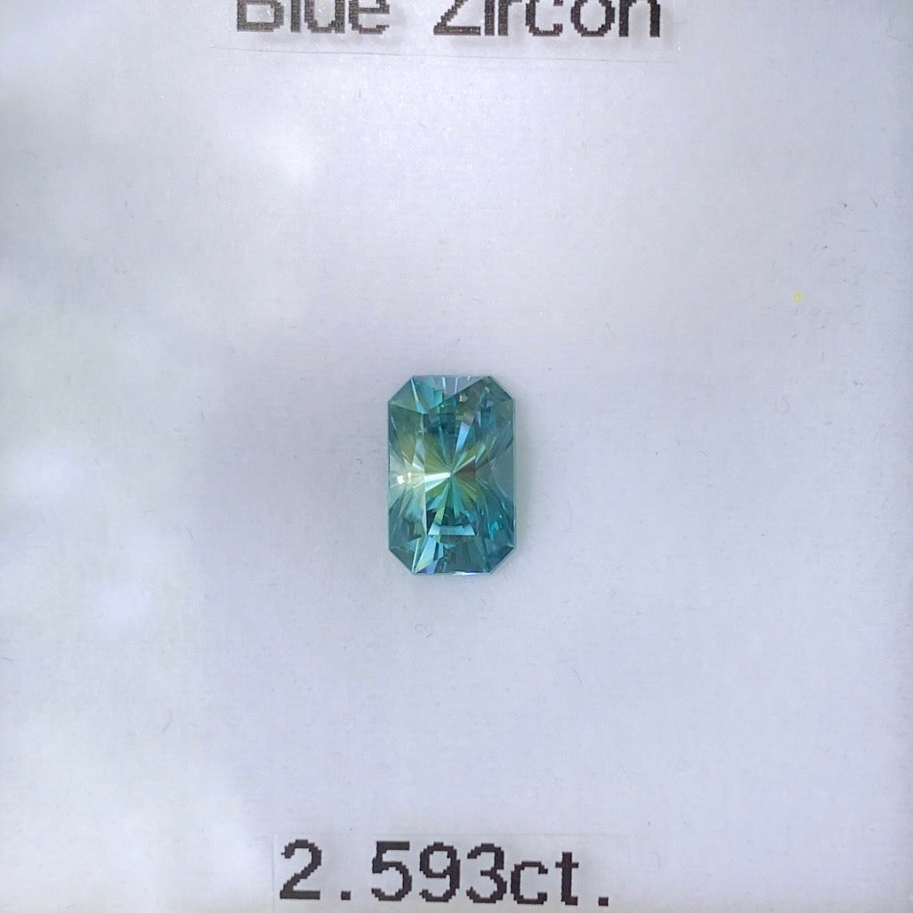 6/18(土)22:00終了‼️オクタゴンの概念を覆す放射線の超モダンな煌めき★ブルージルコン 2.593ct. ピアッちゃん作品