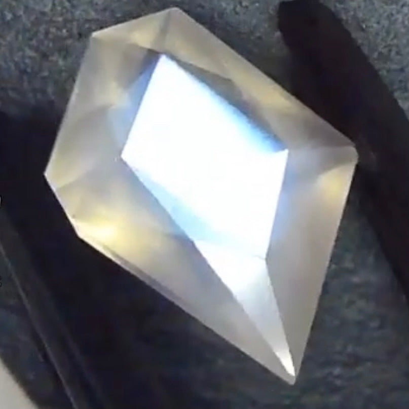 ムーンストーン 1.98ct レイちゃん作品✨ 3/6 21:00~Live配信商品💎🌳⚡️