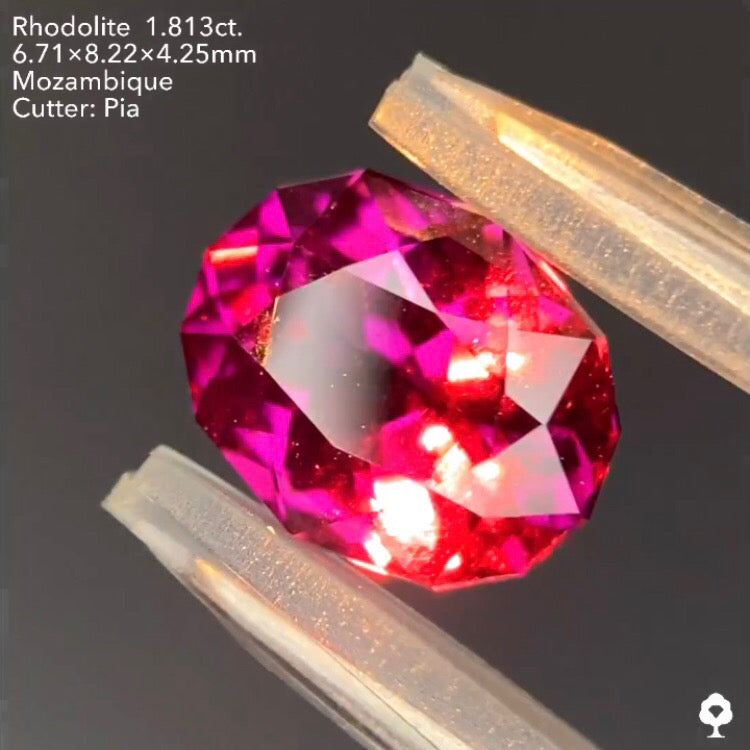 ブルーファイアーチラつくグレープ寄りの美色ファンシーオーバル★ロードライトガーネット1.813ct ピアッちゃん作品★ハラキリプライス