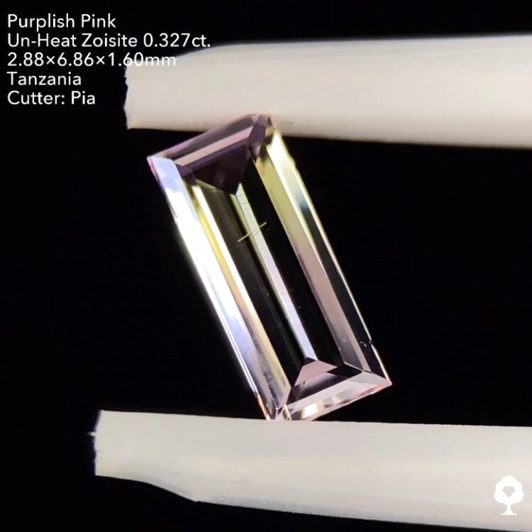 パープリッシュピンク非加熱ゾイサイト0.327ct. バゲット ピアッちゃん作品