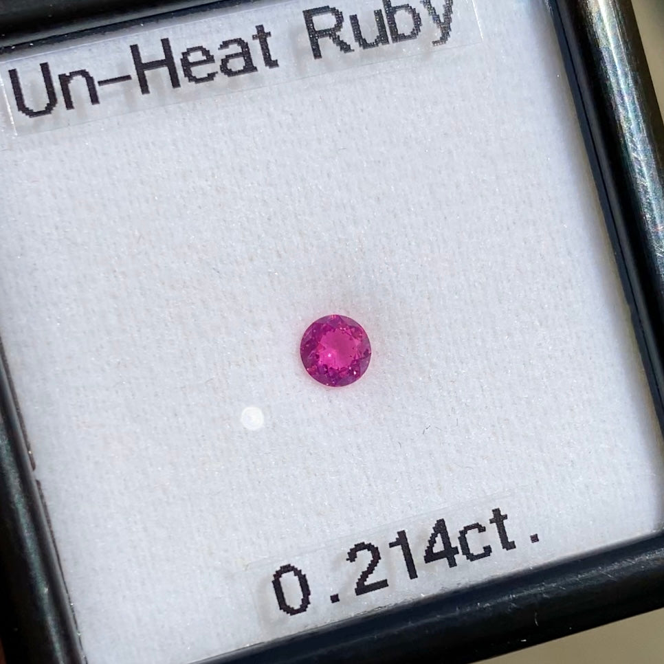 【20:20終了】鮮やかさ明るさ抜群の美色ラウンド★非加熱ルビー0.214ct ピアッちゃん作品