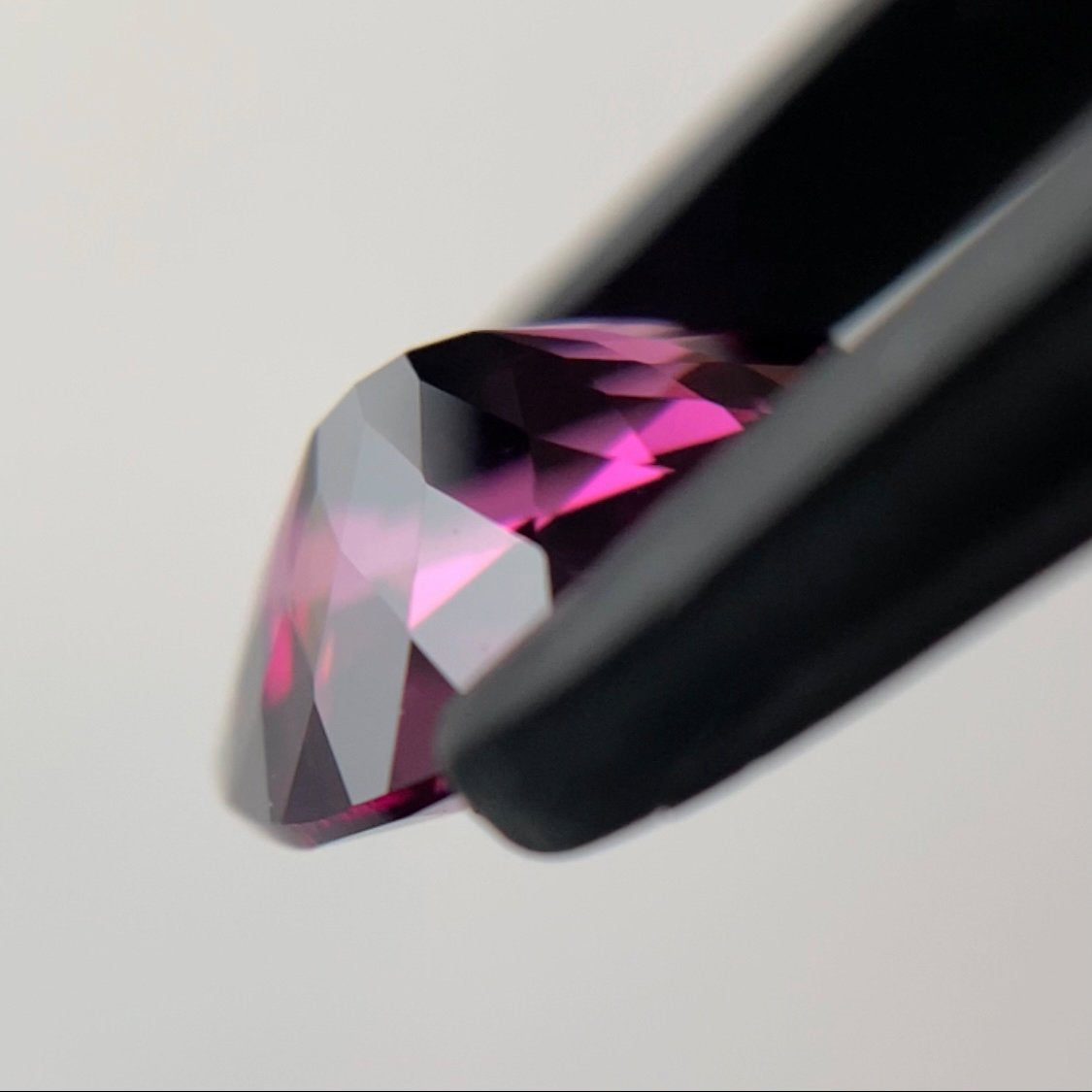【GTY閉店大感謝祭】👽完成度高い濃美ピンクオーバル★ロードライトガーネット0.98ct ピアッ作品