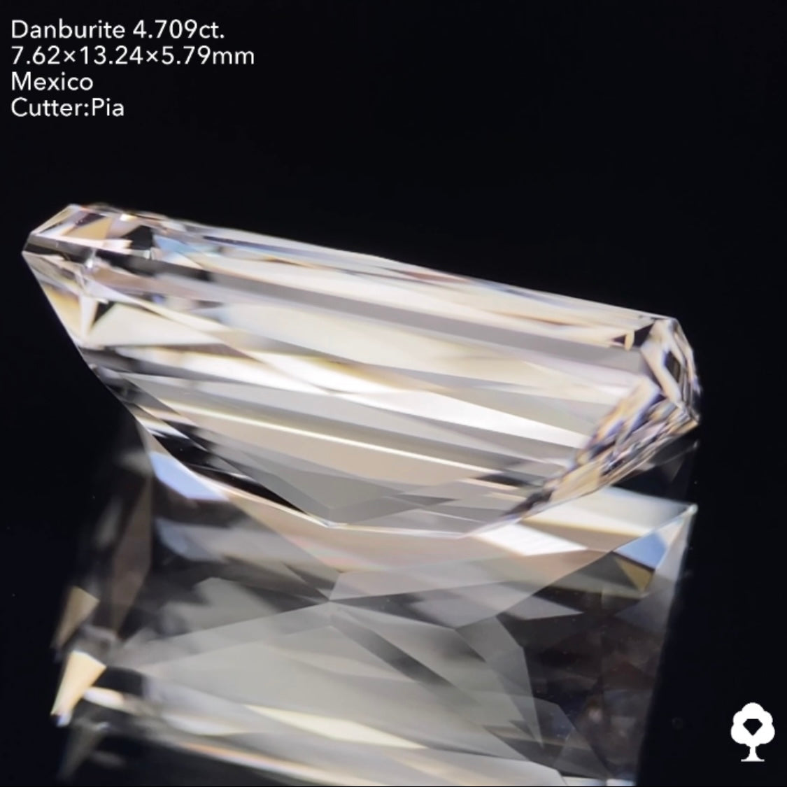 鋭い輝きが折り重なるアヤトリカットのピアッ進化版★カラーレスダンビュライト4.709ct ピアッちゃん作品