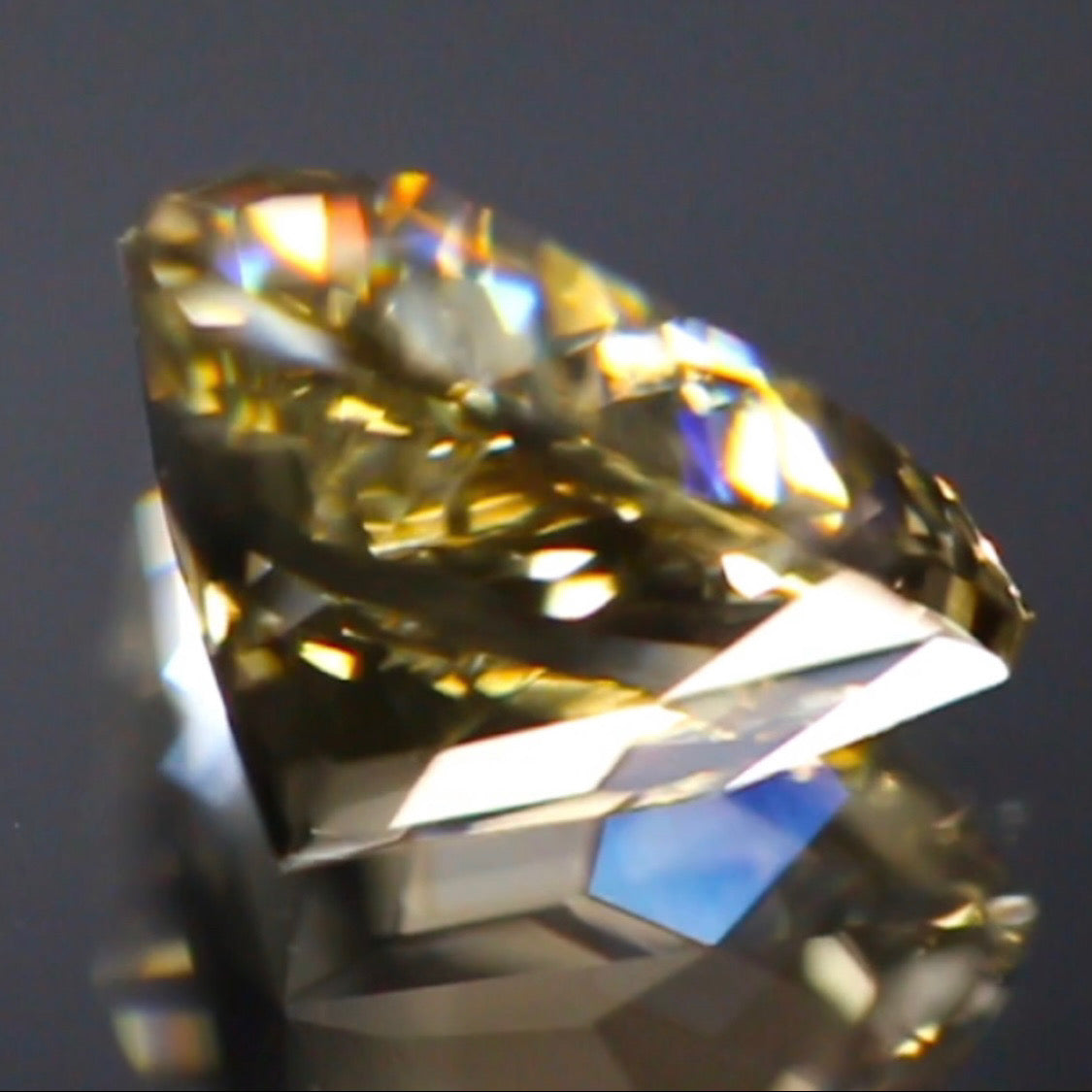 カメラが制御不能になるほど凄まじく輝くトリリアント★ラブラドライト2.50ct 師匠作品✨